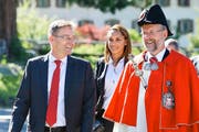 Gut gelaunt unterwegs: Conrad Wagner mit seiner Ehefrau Yolenny Ramos und Landweibel Eduard Amstad. (Bild: Corinne Glanzmann)