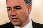 Er wird zum vierten Mal Vater. Der ehemalige Parteipräsident Christophe Darbellay (CVP) gibt ein Interview im Dezember 2015 in Bern. (Bild: KEYSTONE/Thomas Hodel)