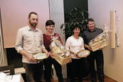 Die diesjährigen Gewinner des Innovationspreises (von links nach rechts): Melk und Sylvia Gut, Ennetmoos, und Annemarie und Bruno Käslin, Beckenried. (Bild: Richard Greuter (Stans, 19. März 2018))