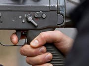 Ein Mann mit einem Sturmgewehr 90 der Schweizer Armee (Archiv) (Bild: Keystone)