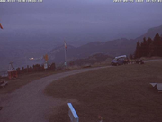 Am Abend werden die Überreste des Deltaseglers auf einen Kleinbus verladen. (Bild: Webcam Rigi Scheidegg)