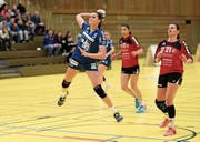 Zugs Martina Traber am Ball. Der LKZ bodigt Rotweiss Thun mit einem 35:25-Sieg. (Bild: Roger Zbinden (Zug, 11. Februar 2018))