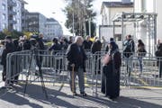 Abstimmende am Montag vor dem türkischen Konsulat in Zürich. (Bild: EPA/ENNIO LEANZA)