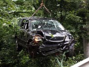 Der Unfallwagen wird zurück auf die Strasse gehoben. (Bild: Geri Holdener)