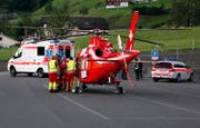 Die Schwerverletzte wird zum Rettungshelikopter gebracht. (Bild: Geri Holdener, Bote der Urschweiz)