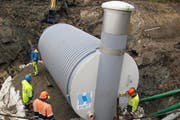 Bauarbeiten an der Infrastruktur: Oberhalb Sarnen wird eine sogenannte Brunnstube im Erdreich installiert. Hier sammelt sich das Wasser aus einer Quelle, bevor es dann weiter in ein grosses Reservoir Richtung Tal fliesst. (Bild: PD)