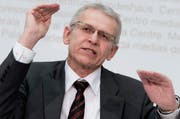 Leo Müler, Präsident der Finanzkommission des Nationalrats und Luzerner Nationalrat, kommuniziert die Beschlüsse seiner Kommission betreffend dem Lastenausgleich zwischen Bund und Kantonen. (Bild: Keystone)