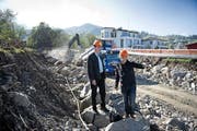 Gemeinderat Renato Durrer (links) und Ingenieur Peter Scheiwiller im Bachbett des Steinibachs in Hergiswil. Das Wasser wird während der Bauarbeitenin Röhren umgeleitet. (Bild: Corinne Glanzmann / Neue NZ)