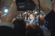 Dutzende Journalisten wollen nach Ignazio Cassis’ Wahl den neuen Magistraten befragen. (Bild: Marcel Bieri/Keystone (Bern, 20. September 2017))