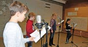 Engelberger Primarschüler sprechen eine Szene für ihr selber entwickeltes Hörspiel (von links): Léon Patt, Jonas Brimelow, Jana Keiser und Sina Keiser. Bild: Matthias Piazza (Engelberg, 15. November 2016)