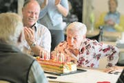 Rosa Waldis-Benz bläst die Geburtstagskerzen auf der Riesencremeschnitte aus. (Bild: Corinne Glanzmann (Ennetbürgen, 26. Juli 2017))