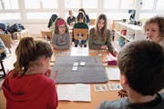 Schüler beim gemeinsamen Jassen (Bild: Corinne Glanzmann (Ennetbürgen, 27. März 2018))