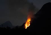Das Feuer ist weitherum zu sehen, diese Aufnahme entstand in Morschach. (Bild: Geri Holdener, Bote der Urschweiz)