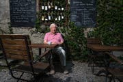 Romano Simioni im Garten des Luzerner Restaurants Felsenegg, das von seinem Sohn geführt wird. (Bild: Roger Grüter (19. Juli 2017))