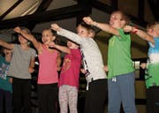 Die Kinder zeigen beim Karatekurs viel Begeisterung. (Bilder: Philipp Zurfluh (Schattdorf/Altdorf, 9. Oktober 2017))