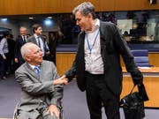 Der griechische Finanzminister Euklid Tsakalotos (rechts) begrüsst seinen deutschen Amtskollegen Wolfgang Schäuble in Luxemburg. (Bild: KEYSTONE/AP/GEERT VANDEN WIJNGAERT)