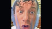 Der englische Fernsehkoch Jamie Oliver mit Hygiene-Häubchen in der Felchlin-Fabrik. (Bild: Facebook)