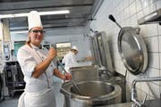 Miriam Ulrich kocht im Kantonsspital Uri täglich Speisen für 200 Patienten und Gäste. (Bild: Urs Hanhart (Altdorf, 6. September 2017))