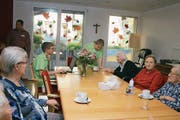 Die neue Wohngruppe für Menschen mit Demenz beim Kaffeetrinken in der Küche. (Bild: Marion Wannemacher (Giswil, 3. November 2017))