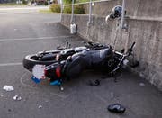 Am Motorrad mit Lernfahrschild entstand hoher Sachschaden. (Bild: Geri Holdener, Bote der Urschweiz)