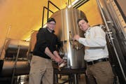 Braumeister Udo Zimmermann (links) und Geschäftsführer Urs Wagner degustieren frisch gebrautes Bier. (Bild: Urs Hanhart (Altdorf, 15. März 2018))