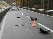Zwischen Schwyz und Muotathal überschlug sich ein Auto und kam in der Folge und kam auf dem Dach liegend zum Stillstand. Bild: Kantonspolizei Schwyz