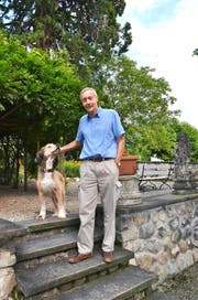 Ein treuer Freund: Dieter Gemsch mit Hund Thor im Garten seiner Liegenschaft Maihof in Schwyz. (Bild Andrea Schelbert)