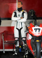 Germany's former Formula One World Champion Michael Schumacher stands next to his bike in his garage prior the start to the first qualifying heat of the Superbike International German Championship (IDM) race in Oschersleben, eastern Germany, Saturday, May 17, 2008. Schumacher starts for the German Holzhauer Racing Promotion team (HRP). (AP Photo/Eckehard Schulz) (Bild: Eckehard Schulz / AP / Keystone (Oschersleben, 17. Mai 2008))