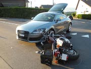 In Schindellegi hat eine Audi-Lenkerin einen Töfffahrer übersehen. (Bild: Kapo Schwyz)