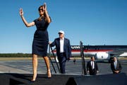 Melania Trump muss sich eine eigene Designerin suchen. Die französische Designerin Sophie Théallet, die Michelle Obama einkleidete, weigert sich, für die neue First Lady zu arbeiten. (Bild: AP Photo/ Evan Vucci)