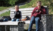 Die «Sprungbrett»-Sitzbänklein werden auch von Kindern sehr oft als Picknickplatz benützt. (Bild: Paul Gwerder (Erstfeld, 2. Mai 2017))