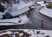 Zur Bergung des Fahrzeugs muss die Strasse gegen Mittag vollständig gesperrt werden. (Bild: Kantonspolizei Schwyz)