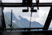 Blick aus dem Militär-Helikopter in Richtung Sustenpass, wo der F/A-18 Kampfjetpilot abgestürzt ist. (Bild: Keystone)