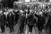 Die Führungsriege der tschechoslowakischen Kommunisten mit Generalsekretär Alexander Dubèek (Mitte rechts) an der 1.-Mai-Kundgebung 1968 in Prag. (Bild: Keystone)
