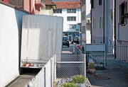 Dieser Anhänger am Rosenweg ist Auslöser für einen saftigen Streit zwischen zwei benachbarten Liegenschaftsbesitzern. (Bild: Corinne Glanzmann (Hergiswil, 14. März 2017))
