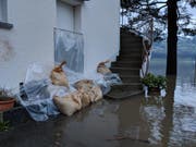 Mit Sandsäcken gegen den steigenden Pegel. (Bild: Geri Holdener, Bote der Urschweiz)
