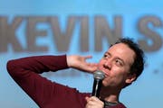 Schauspieler Kevin Sussman von «The Big Bang Theorie» unterhält seine Fans an der Fantasy Basel. (Bild: Keystone)