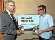 Der Sachsler Pfarrer Daniel Durrer (links) und Autor Jürg Spichiger freuen sich über die neue viersprachige DVD über Niklaus von Flüe. (Bild Romano Cuonz)