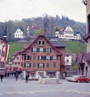 Der Sarner Dorfbrunnen am Landsgemeindesonntag vom 24. April 1966. Wegen einer Sanierung der Wasserleitungen wurde die Säule samt Statue abmontiert. (Bild: PD)