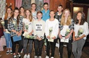 Die geehrten Sportler; von links: Florine Traxel, Eliane Christen, Aline Danioth, Vivienne Schuler, Sales Danioth, Yves Christen, Elias Kägi, Lea Epp, Simon Ehrbar, Alessia Nager und Viviana Zaugg. (Bild: Josef Mulle (Andermatt, 9. Juni 2017))