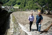 Gemeindeschreiber Andreas Bünter (links) und Gemeinderat Remigi Zumbühl beim Humligenbach. (Bild Corinne Glanzmann)