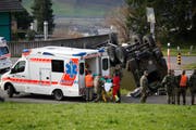 Mehrere Verletzte wurden in die umliegenden Spitäler gebracht. (Bild: Geri Holdener, Bote der Urschweiz)