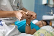 Die Möglichkeiten für die Pflege junger Langzeitpatienten sind in Obwalden beschränkt. (Bild: Keystone/Gaetan Bally)