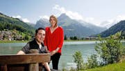 Der Eugenisee in Engelberg ist nach einem Vorfahren von Filmemacher Florian Halbedl benannt. Hier im Bild links, mit Ehemann Joshua M. Ferguson. (Bild Corinne Glanzmann)