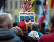 Plakat mit Alice Weidel und Alexander Gauland von der AfD bei einer Pegida-Kundgebung. (Bild: Monika Skolimowska/Key (Dresden, 25. September 2017))