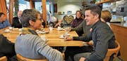 Christian Schäli diskutiert mit potenziellen Wählern. (Bild: Romano Cuonz (Lungern, 17. Februar 2017))