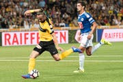 FCL-Verteidiger Ricardo Costa (35, rechts) rennt YB-Stürmer Miralem Sulejmani hinterher. (Bild: Keystone/Anthony Anex)