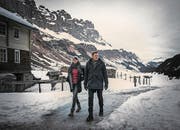 Rosa Wilder (Sarah Spale) und Manfred Kägi (Marcus Signer) ermitteln in Oberwies (Urnerboden). (Bild: SRF (Frühjahr 2017))