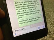 Im Bild die Botschaften, die der Beschuldigte und die Klägerin einander nach der Tat geschickt haben. (Nachgestellte Szene) (Bild: Lena Berger, Luzerner Zeitung / Luzern, 17.6.2017)