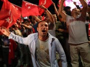 Erdogan-Anhänger demonstrieren auf dem Istanbuler Taksim-Platz. (Bild: KEYSTONE/EPA/TOLGA BOZOGLU)